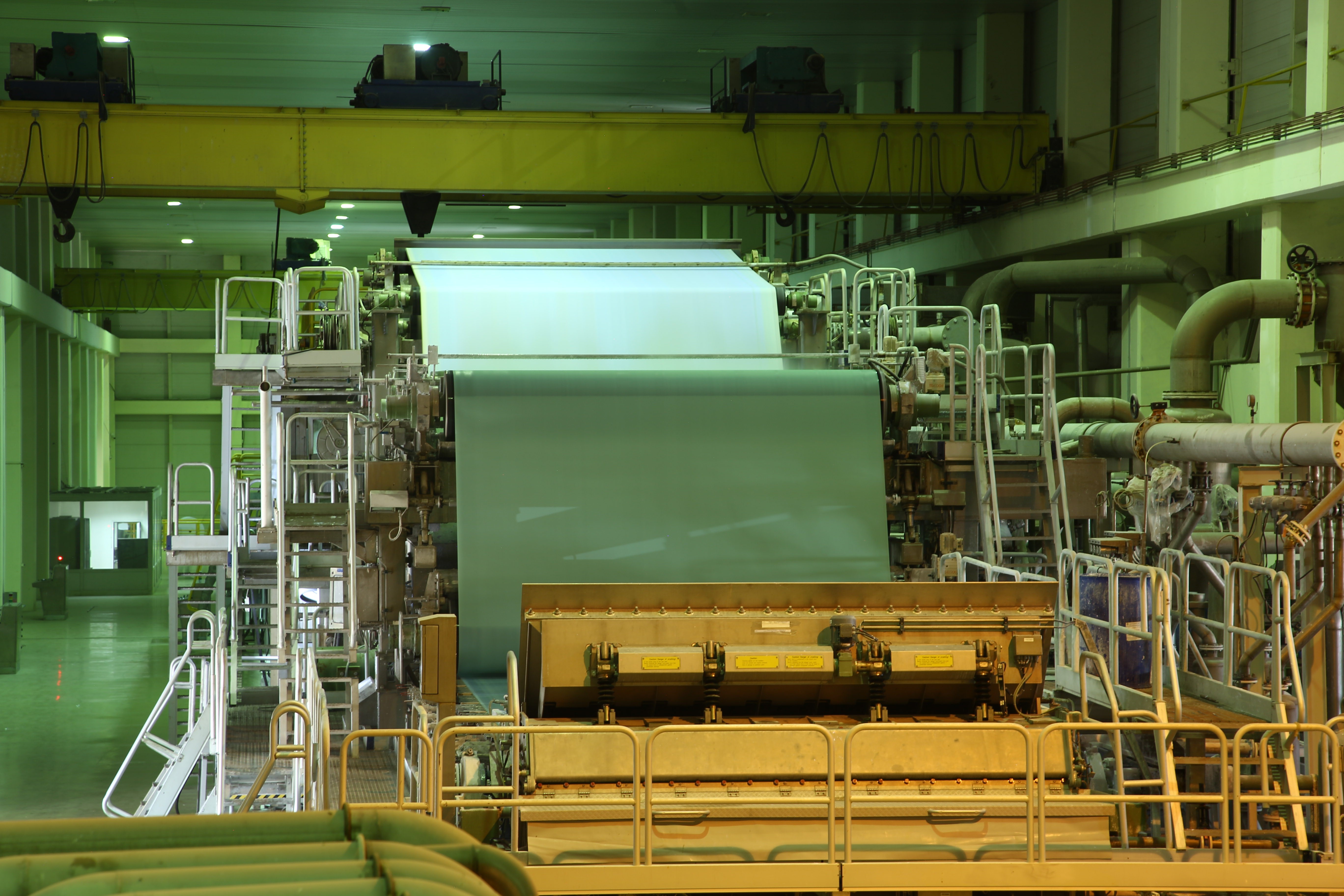 Ýaşlyk fabriginde kagyz önümçiligi