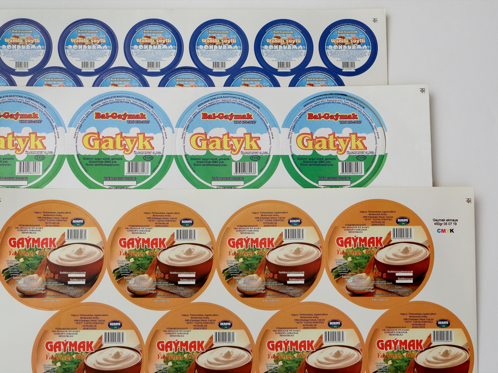 Öz-özüne ýelmeşýän etiketkalar